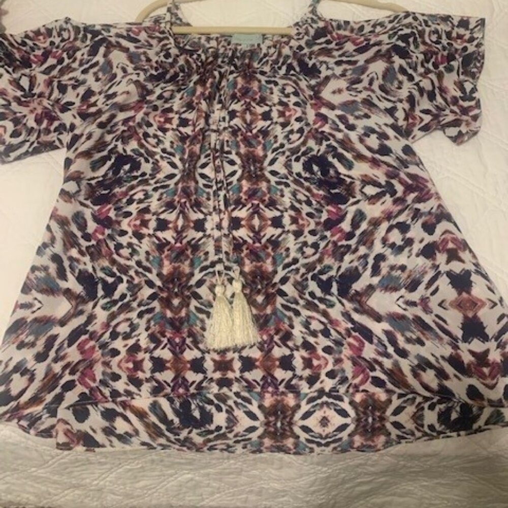 LADIES BOUTIQUE STORE BLOUSE BRAND VERONICA M., SIZE SMALL, OPEN SHOULDER